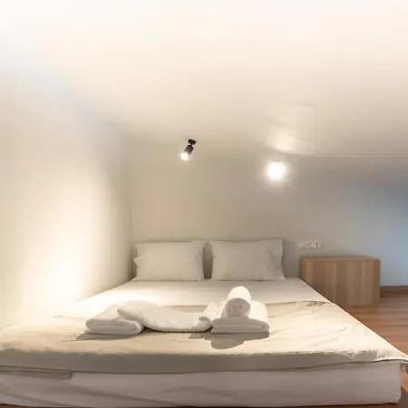 Semeli Lux Apt, * Siviri