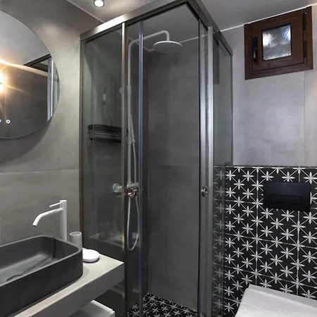 Semeli Lux Apt, * סיווירי