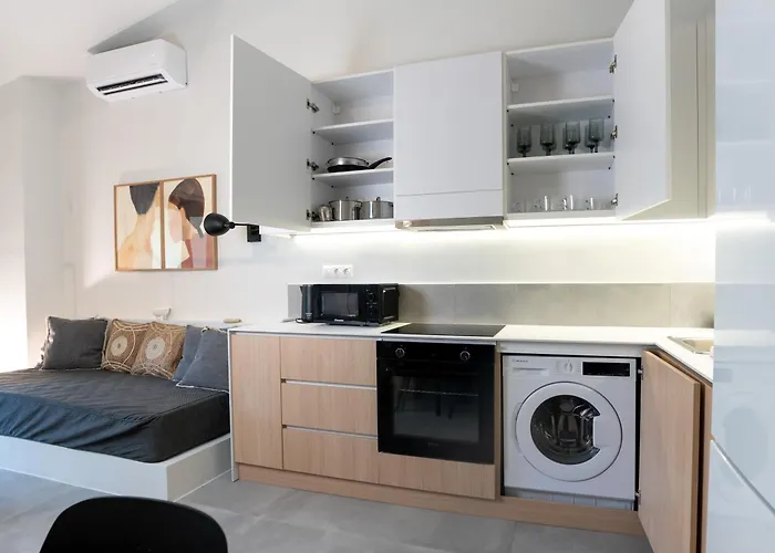 Semeli Lux Apt, * Siviri