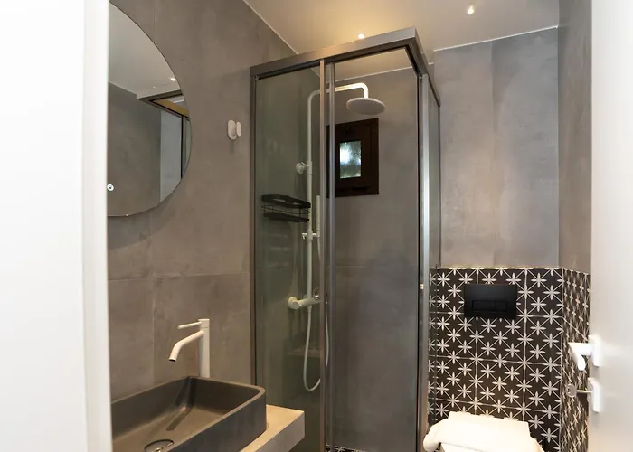 Semeli Lux Apt, Siviri