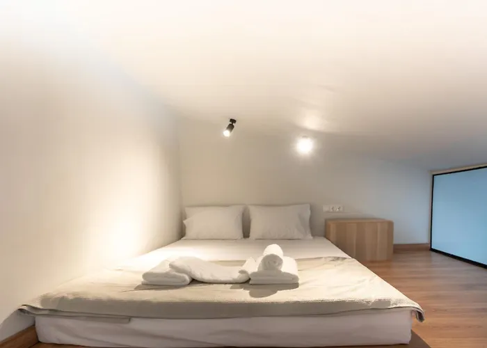 Semeli Lux Apt, * Siviri