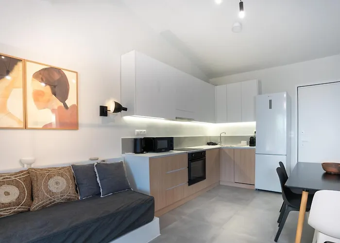 Semeli Lux Apt, * Siviri